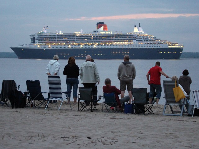 Kreuzfahrtschiff auf der Elbe